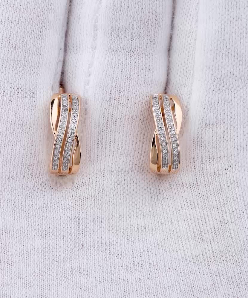 Kultaiset korvakorut timanteilla