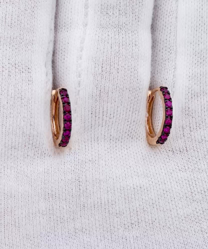 Kultaiset korvakorut rubiineilla