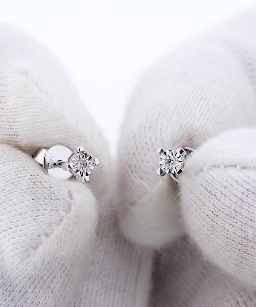 Valkokultaiset korvakorut timanteilla