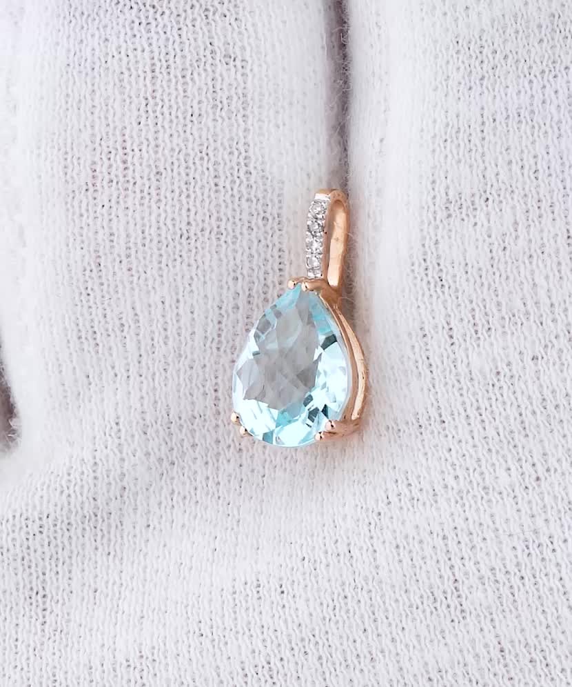 Kultainen riipus timanteilla ja topaasilla