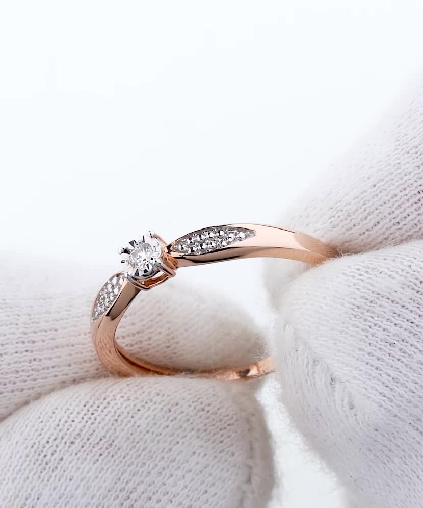 Gold ring with diamonds