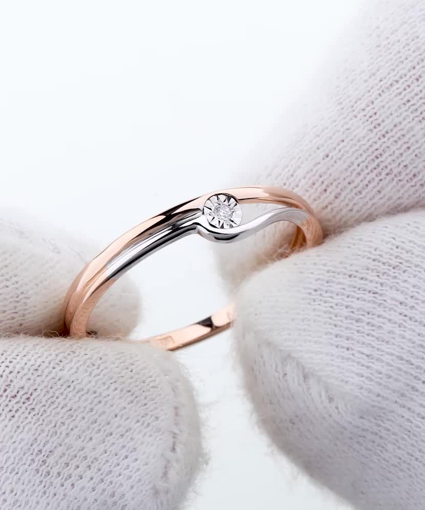 Gold ring with diamonds