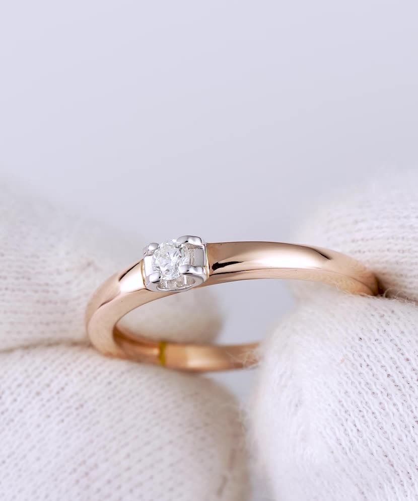 Gold ring with diamond