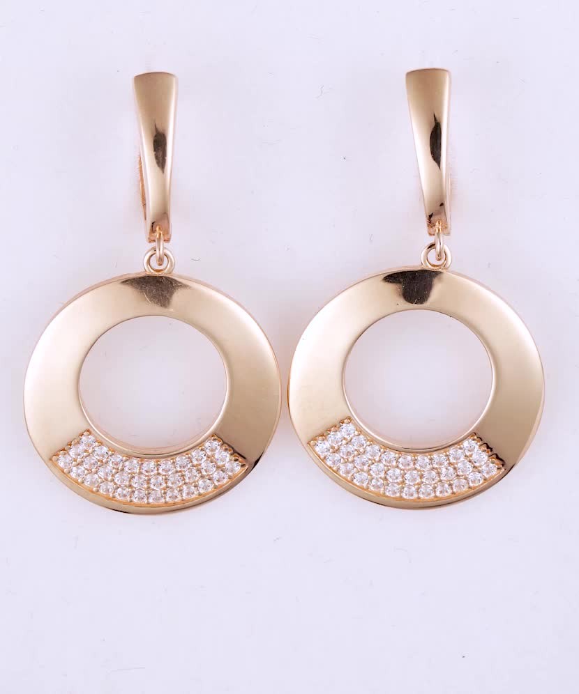 Kultaiset korvakorut zirkoneilla