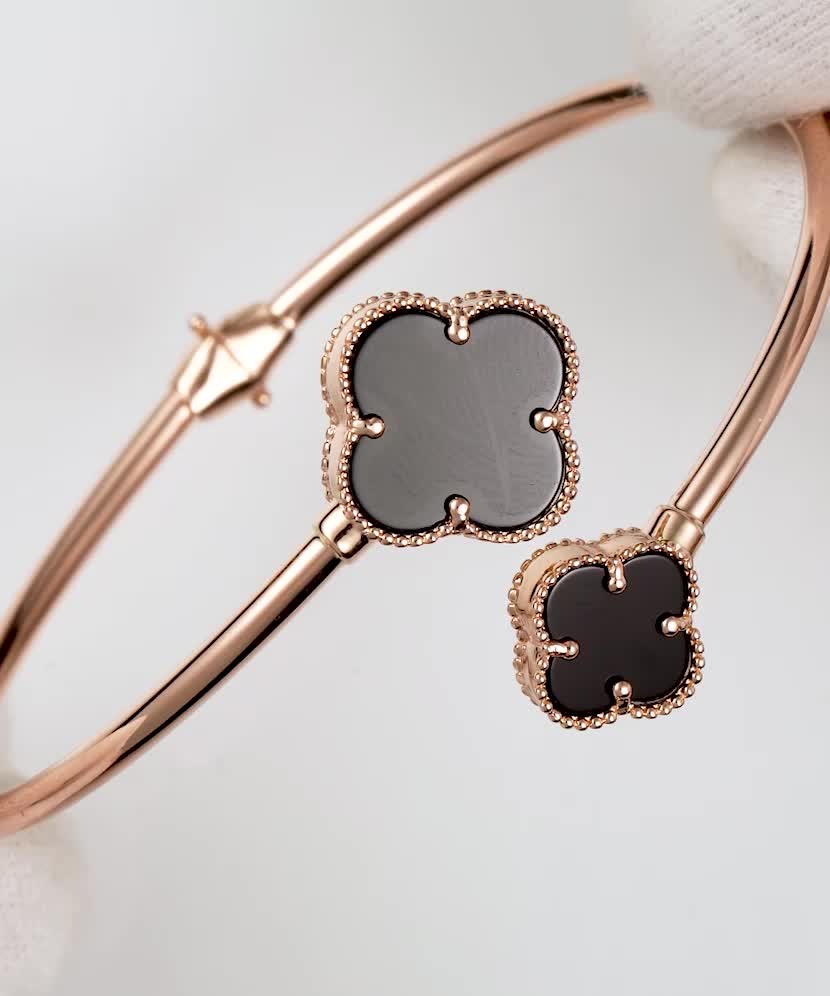 Kultainen rannekoru emalilla