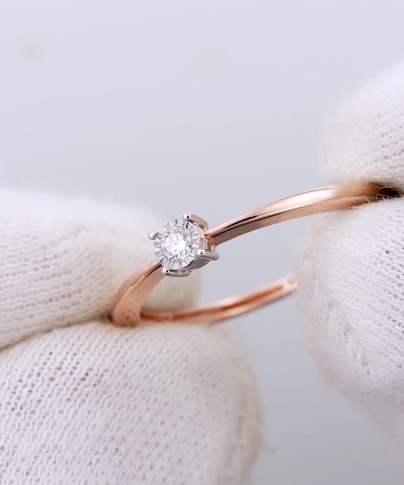 Gold ring with diamonds