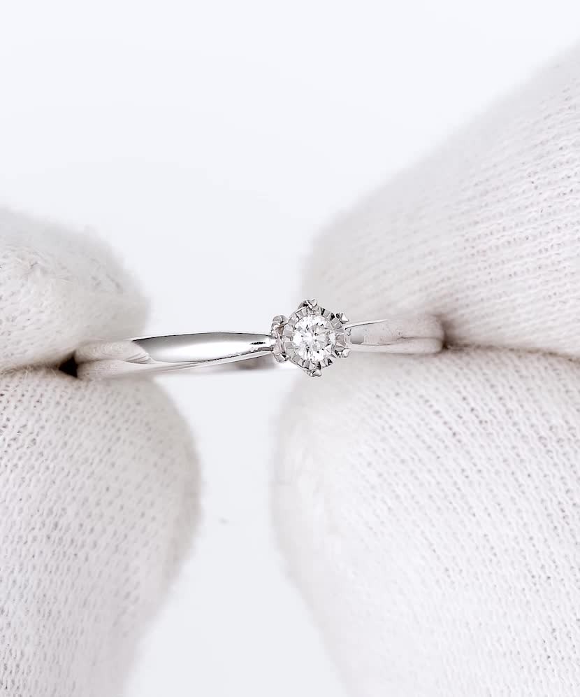 White gold ring with diamond