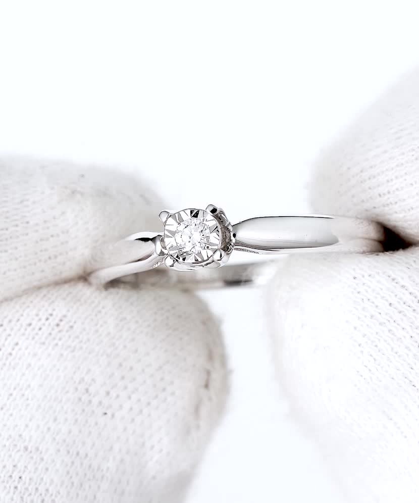 White gold ring with diamond