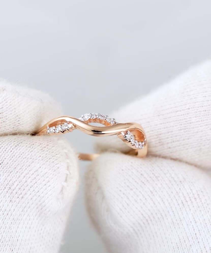 Gold ring with diamonds