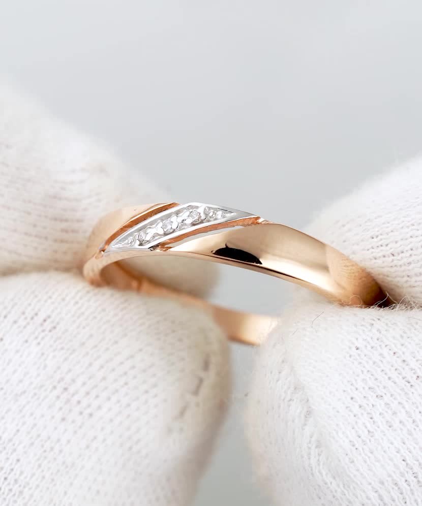 Gold ring with diamonds