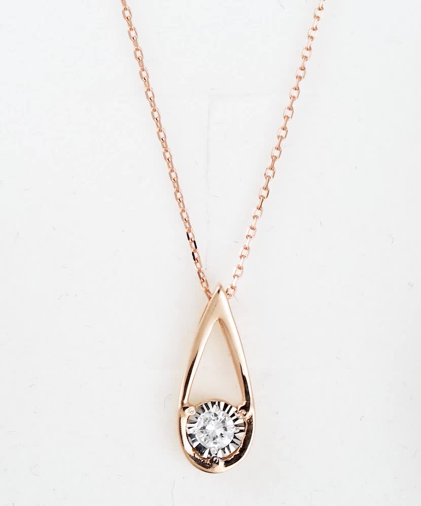 Gold chain with diamond pendant