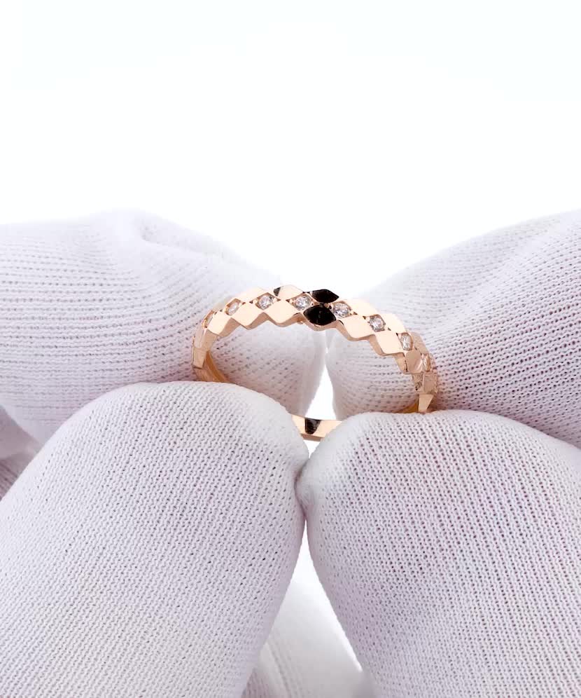 Gold ring with zircons