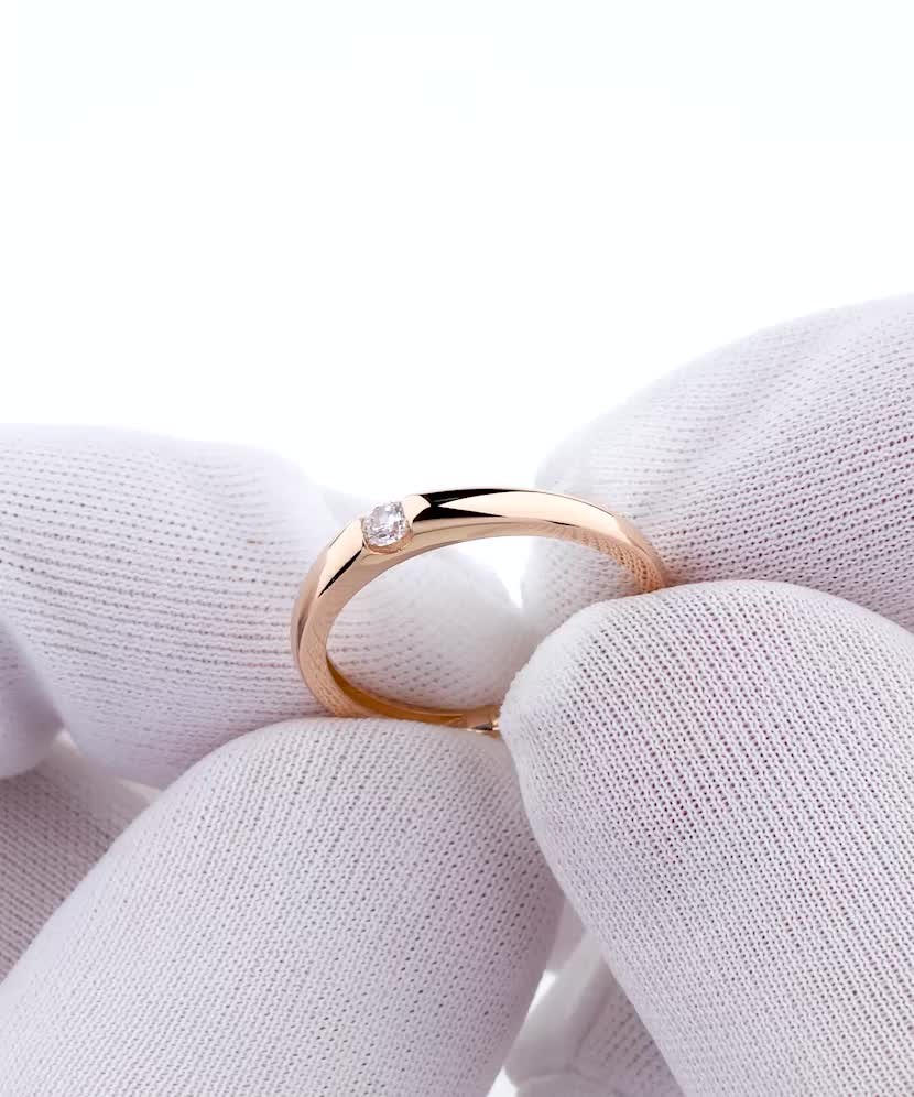 Gold ring with zirconium