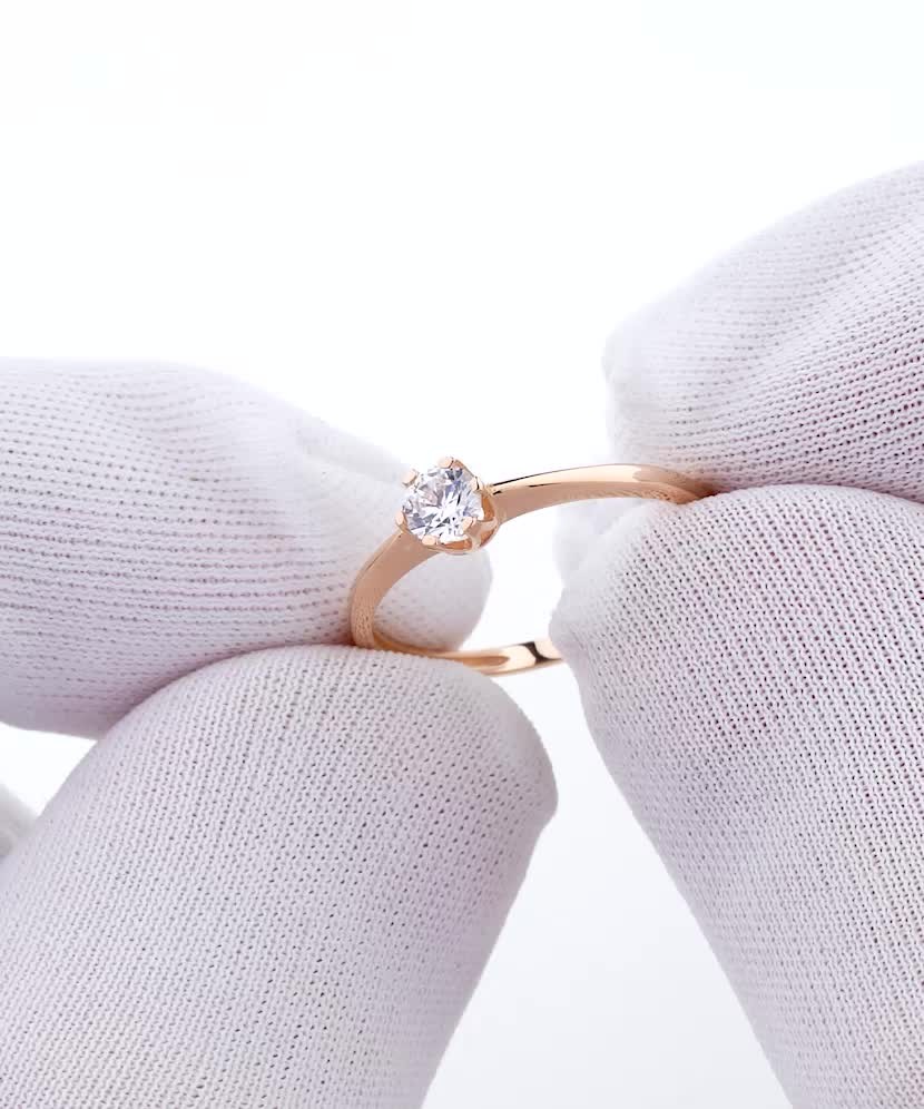 Gold ring with zirconium