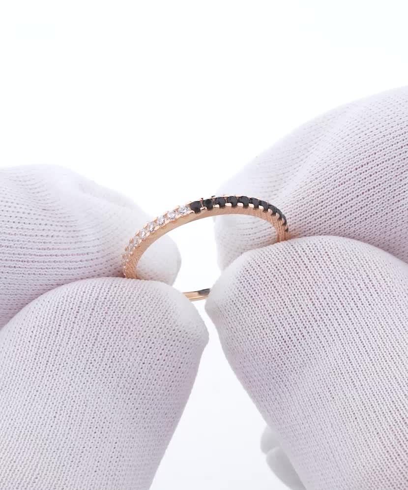 Kultasormus zirkoneilla