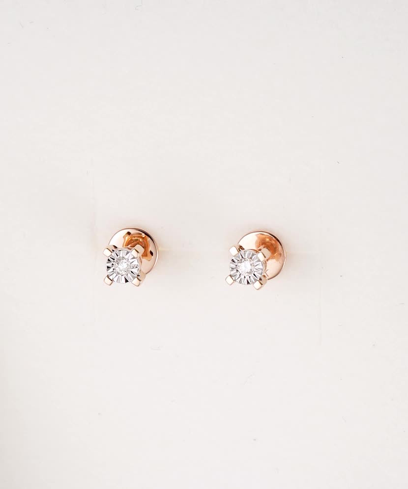 Kultaiset korvakorut timanteilla