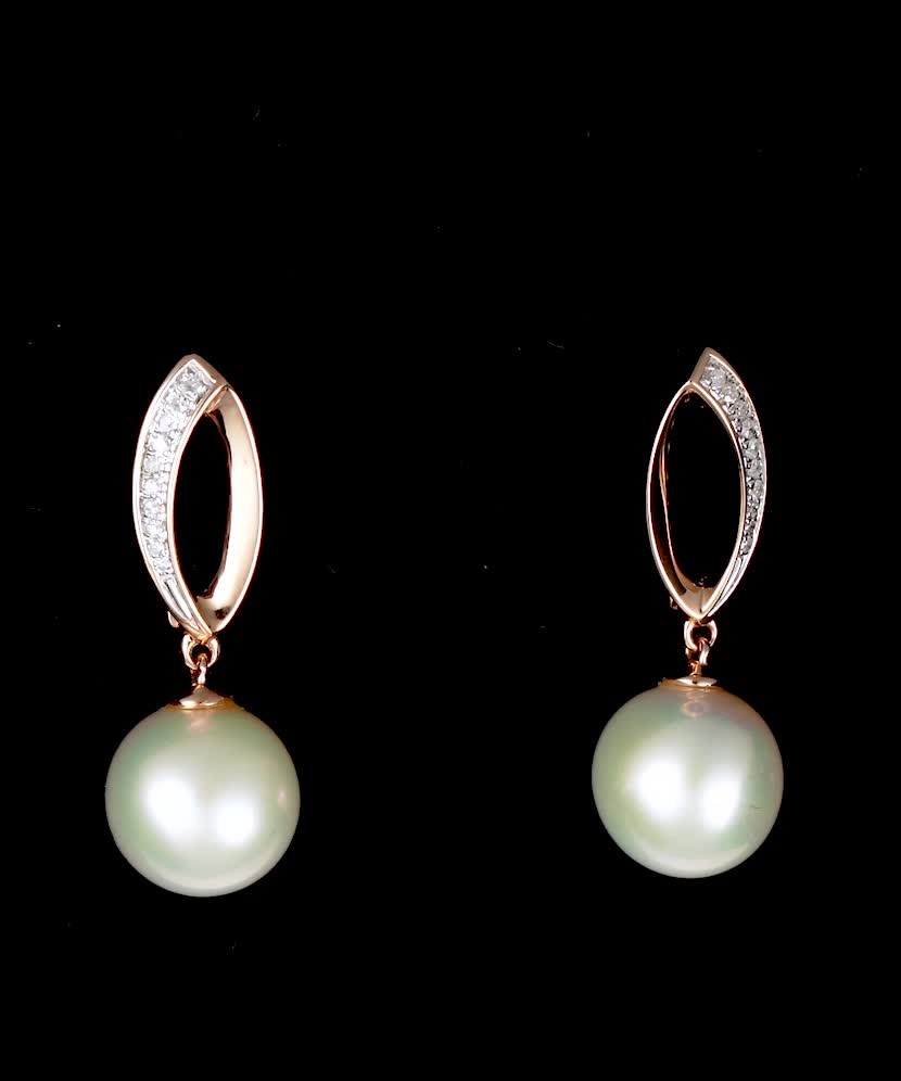 Kultaiset korvakorut timanteilla ja helmillä