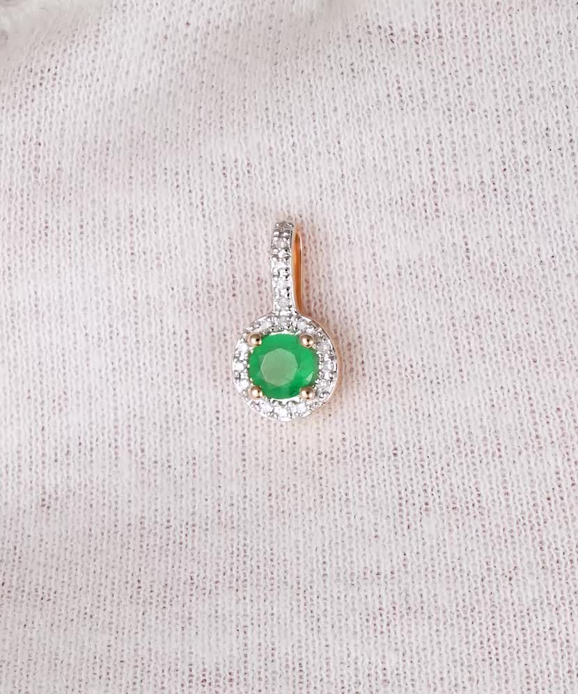 Kultainen riipus smaragdilla ja timantteja