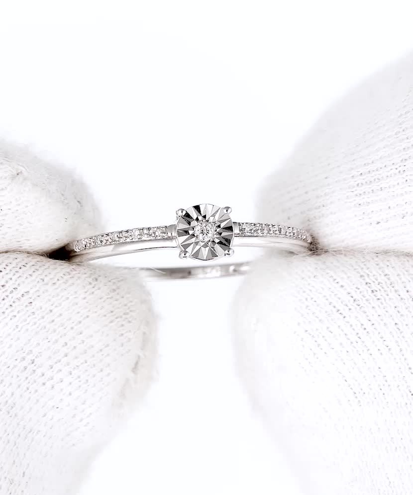 Hopeasormus timanteilla