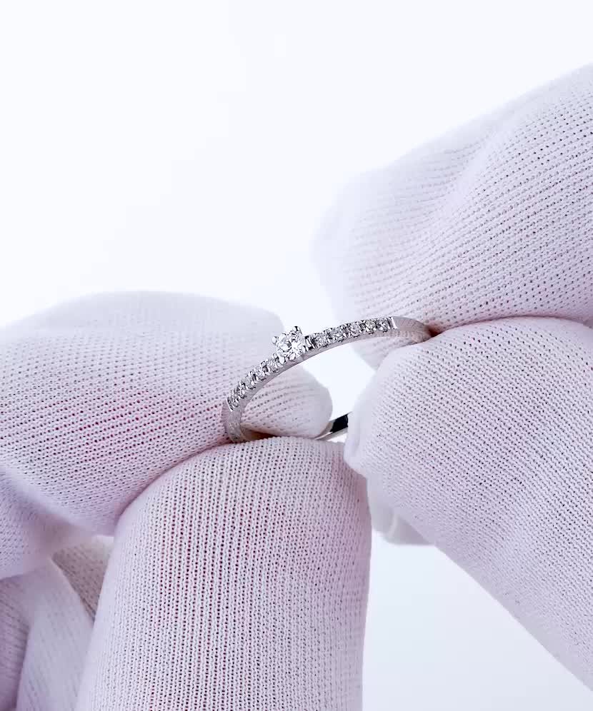 Valkokultainen sormus timanteilla