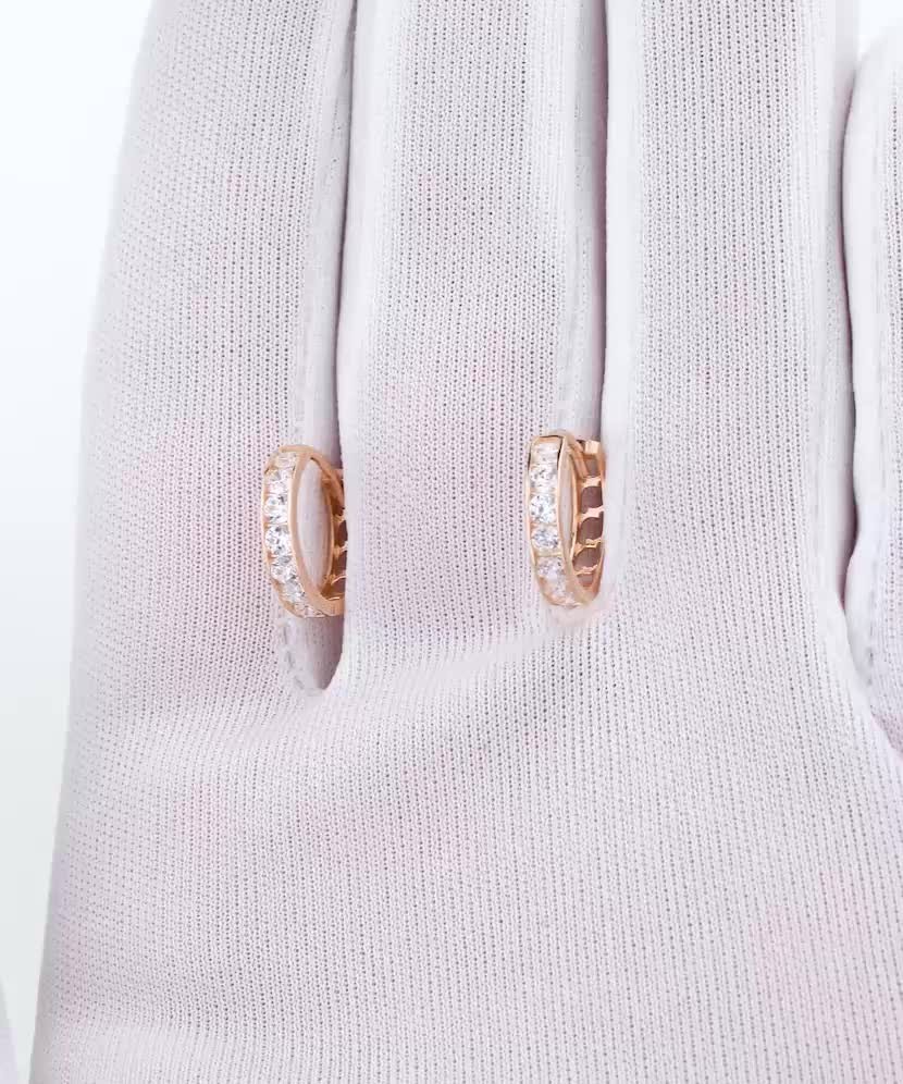 Kultaiset korvakorut zirkoneilla