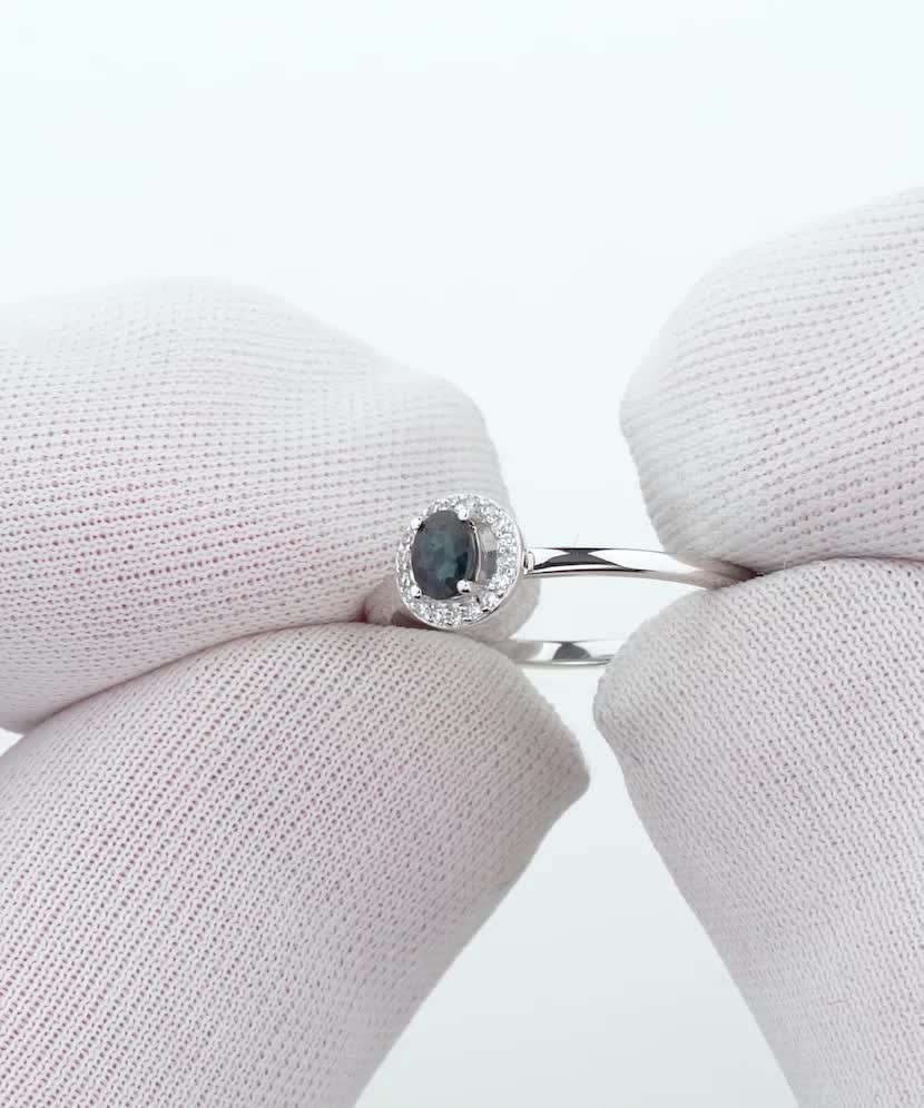 White gold ring with sapphire and diamonds