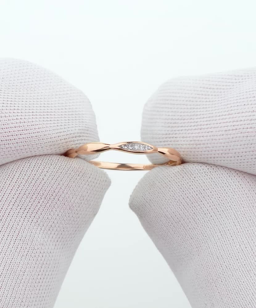 Gold ring with diamonds