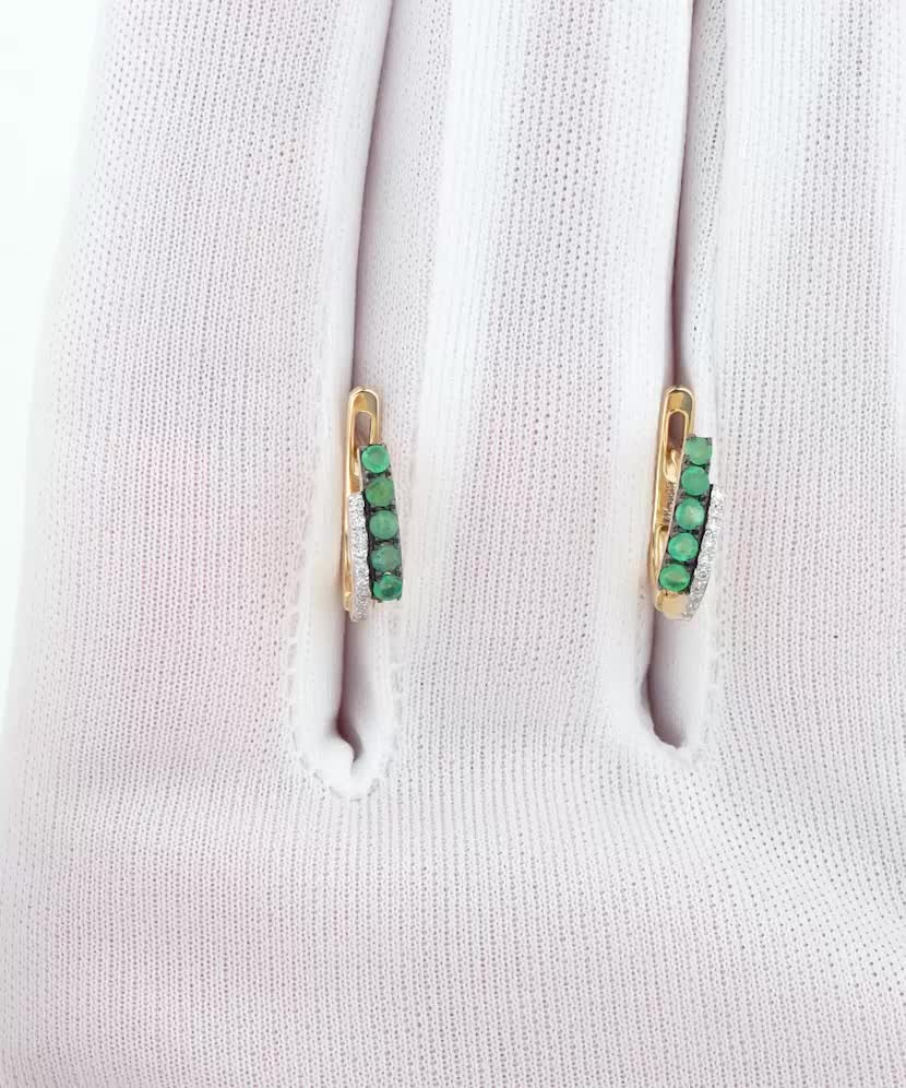 Kultaiset korvakorut smaragdilla ja timantteja