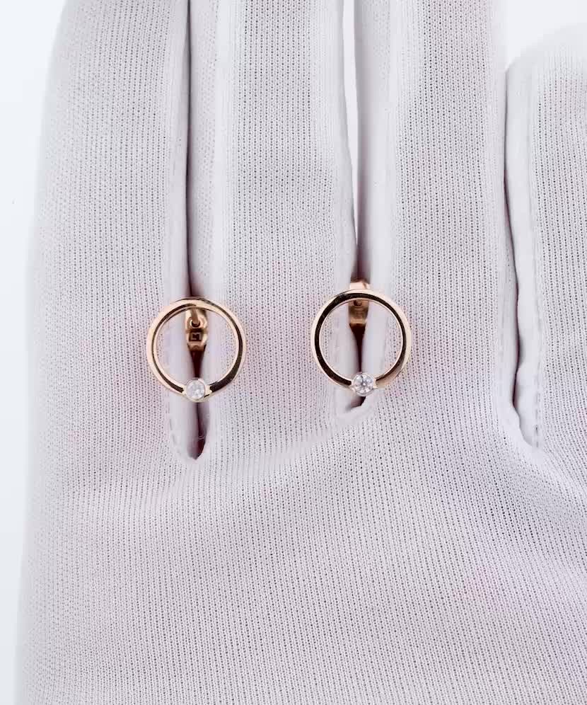 Kultaiset korvakorut zirkoneilla