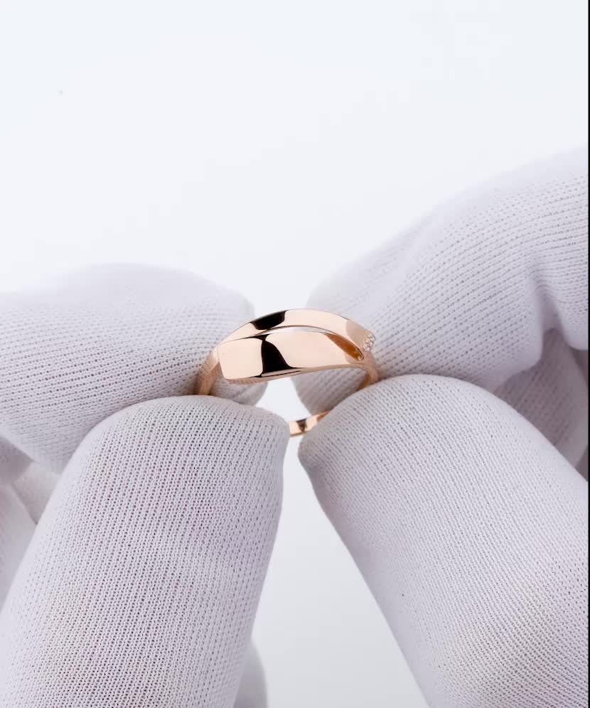 Gold ring with zircons