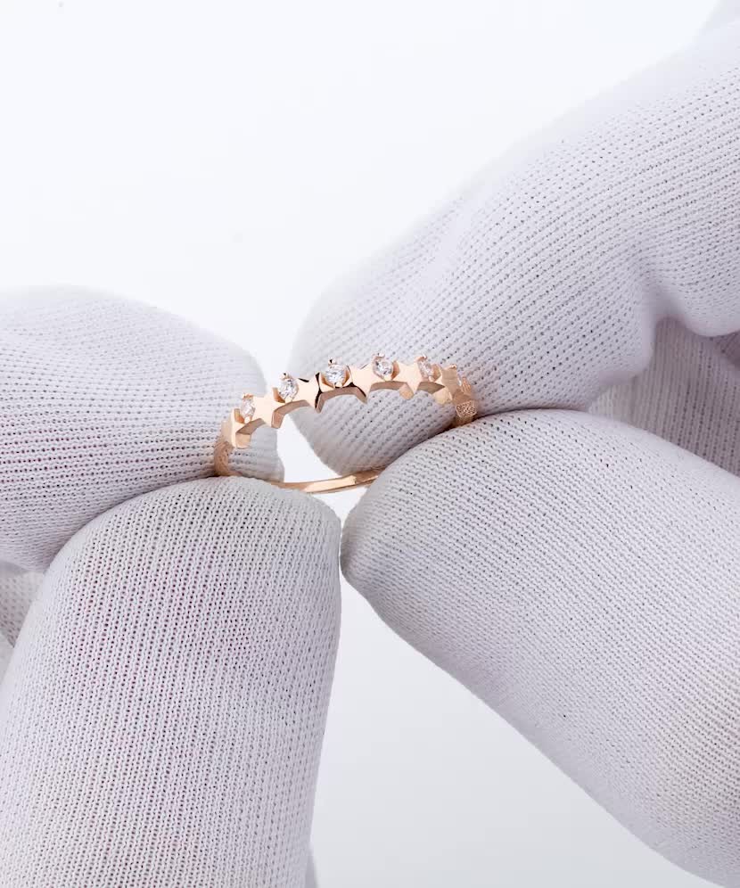 Gold ring with zirconium