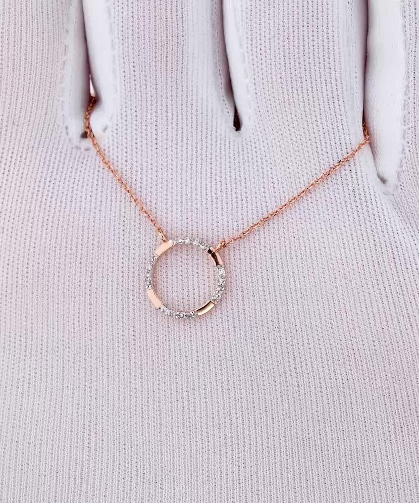 Kultaketju loistavalla riipuksella