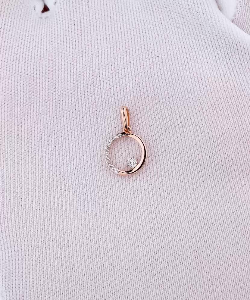 Gold pendant with diamonds