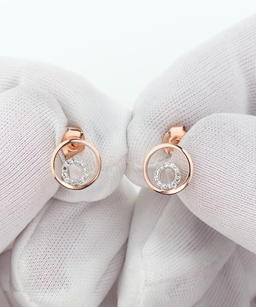 Kultaiset korvakorut timanteilla