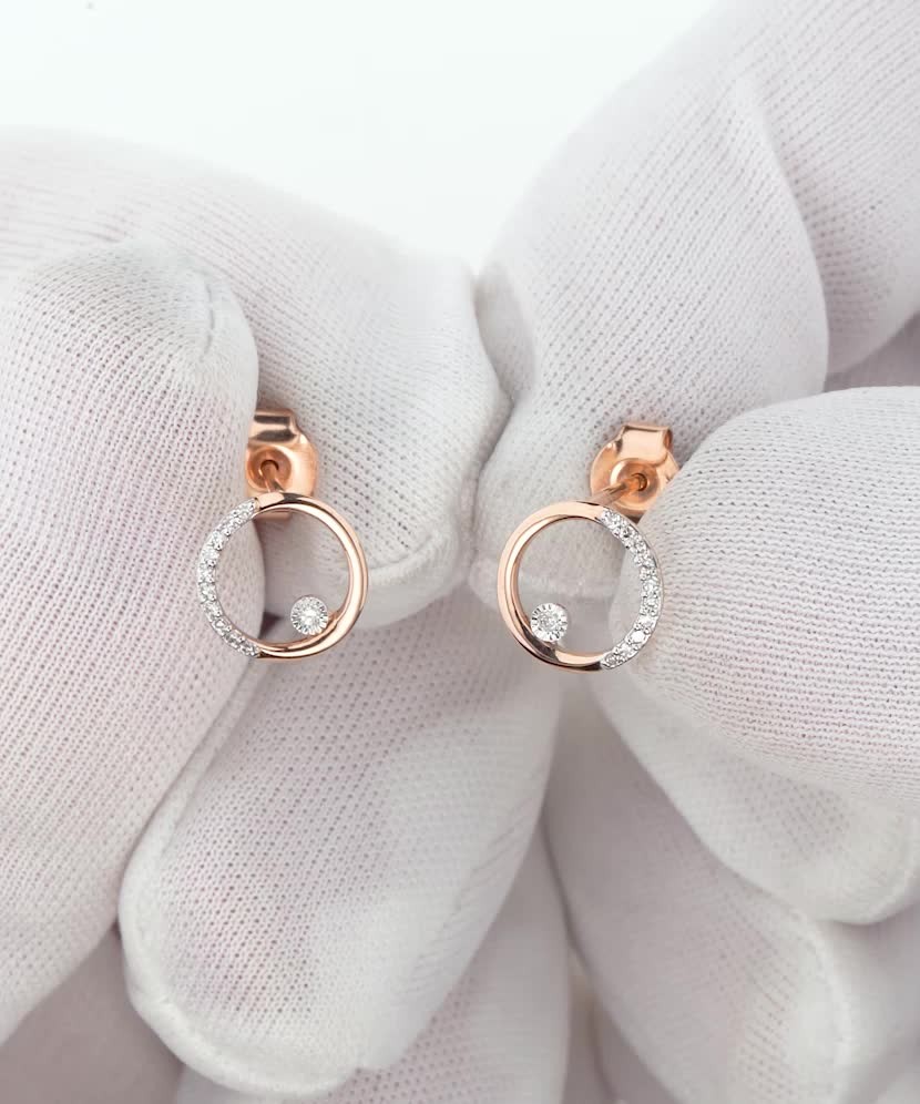 Gold earrings with diamonds