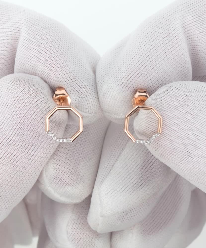 Kultaiset korvakorut timanteilla