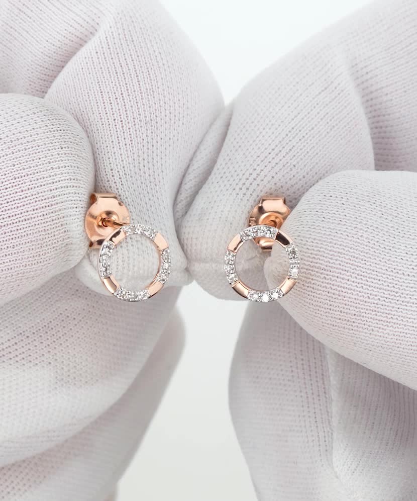 Gold earrings with diamonds