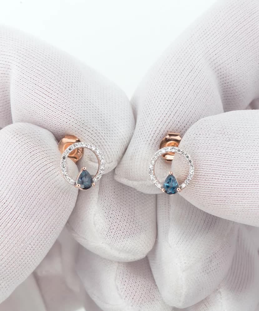 Kultaiset korvakorut Lontoon topaaseilla ja timantteja