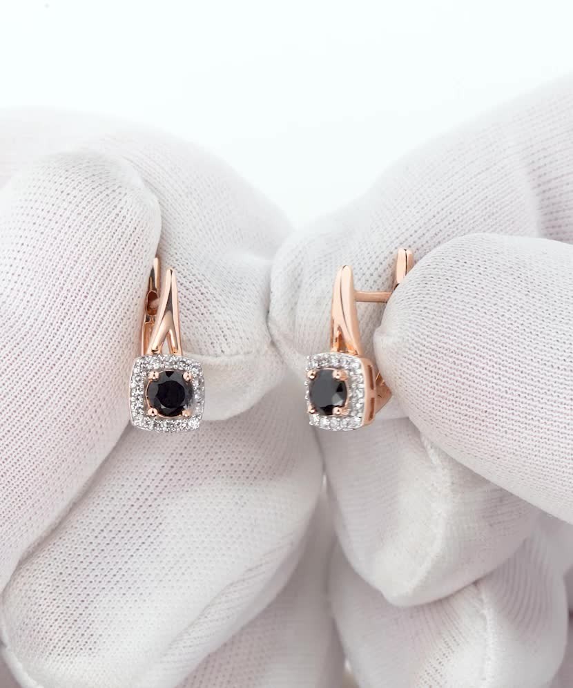 Kultaiset korvakorut timanteilla ja spinelleillä