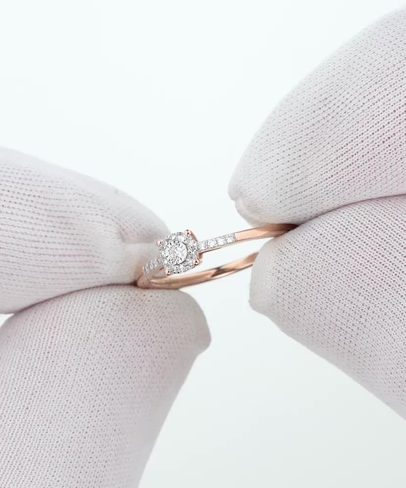 Gold ring with diamonds