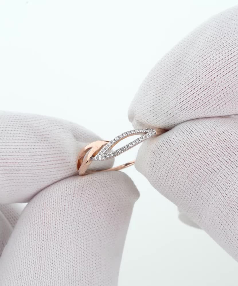 Gold ring with diamonds