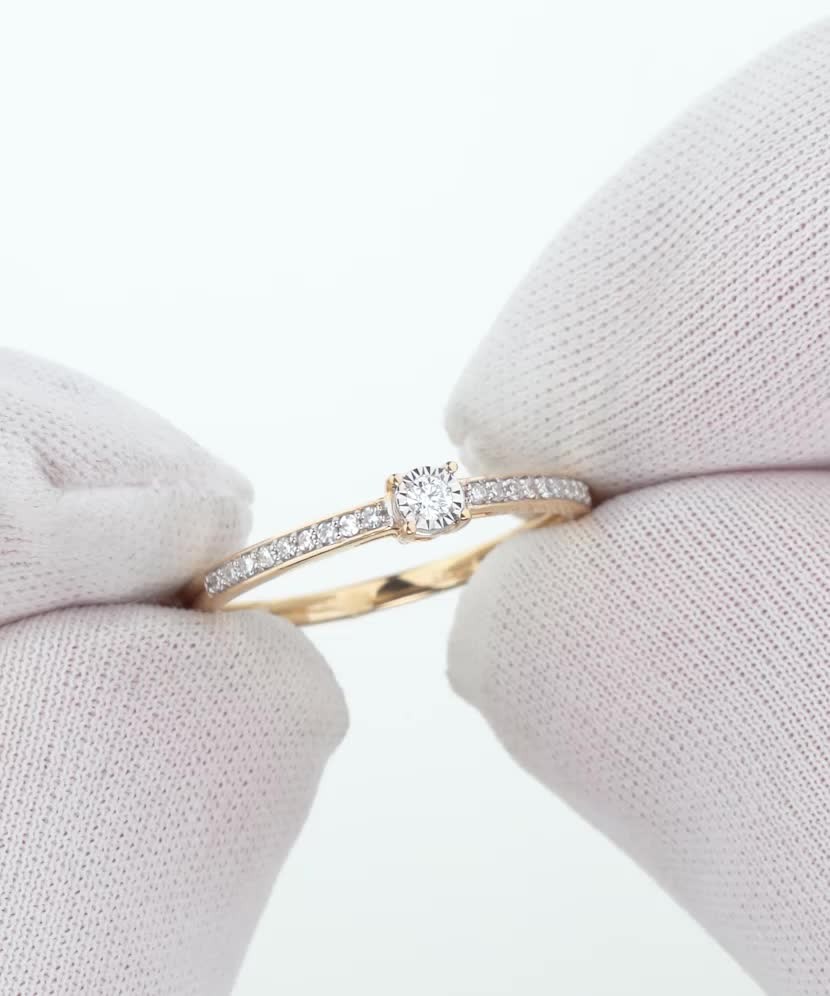 Keltainen kultasormus timanteilla